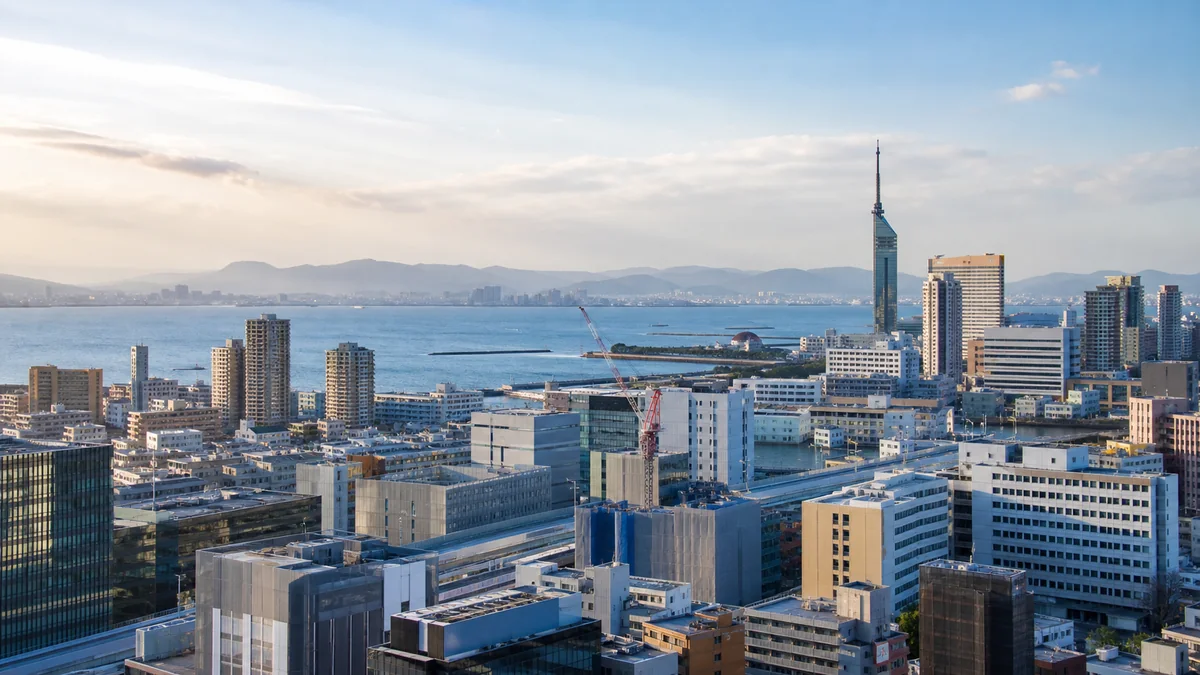 博多湾と都市開発が進む福岡市街を望む風景
