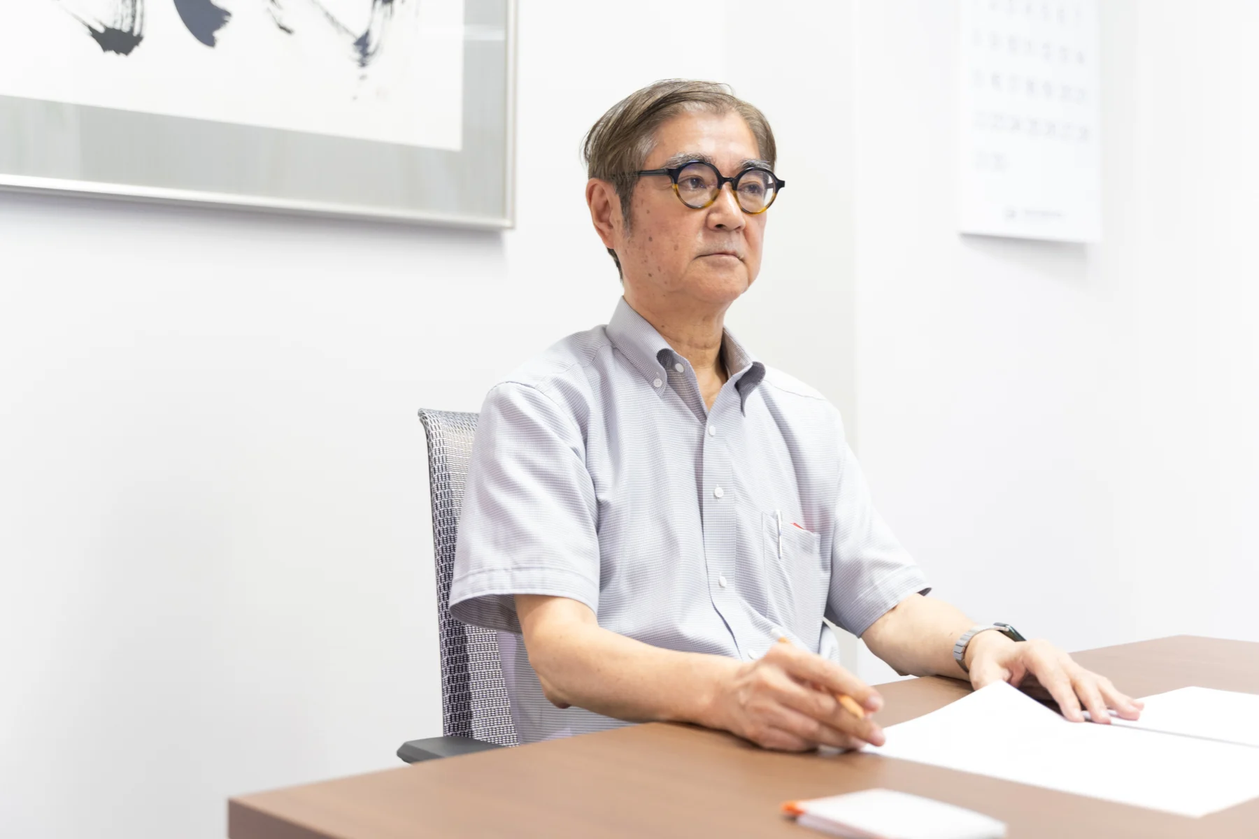 会議室で取材に応じる代表取締役の小城雅弘